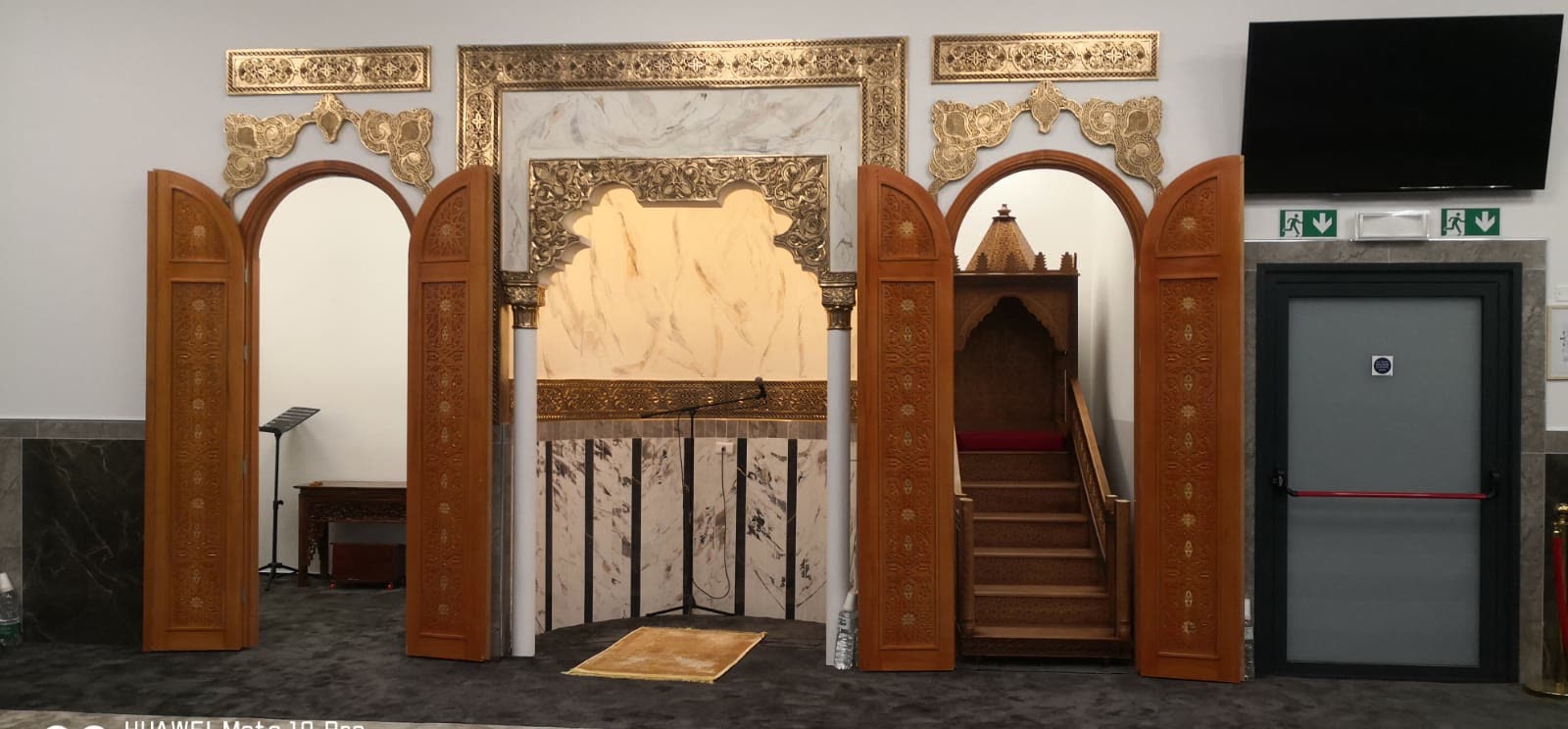 Interno della Masjid Abu Bakr — il mihrab e il minbar